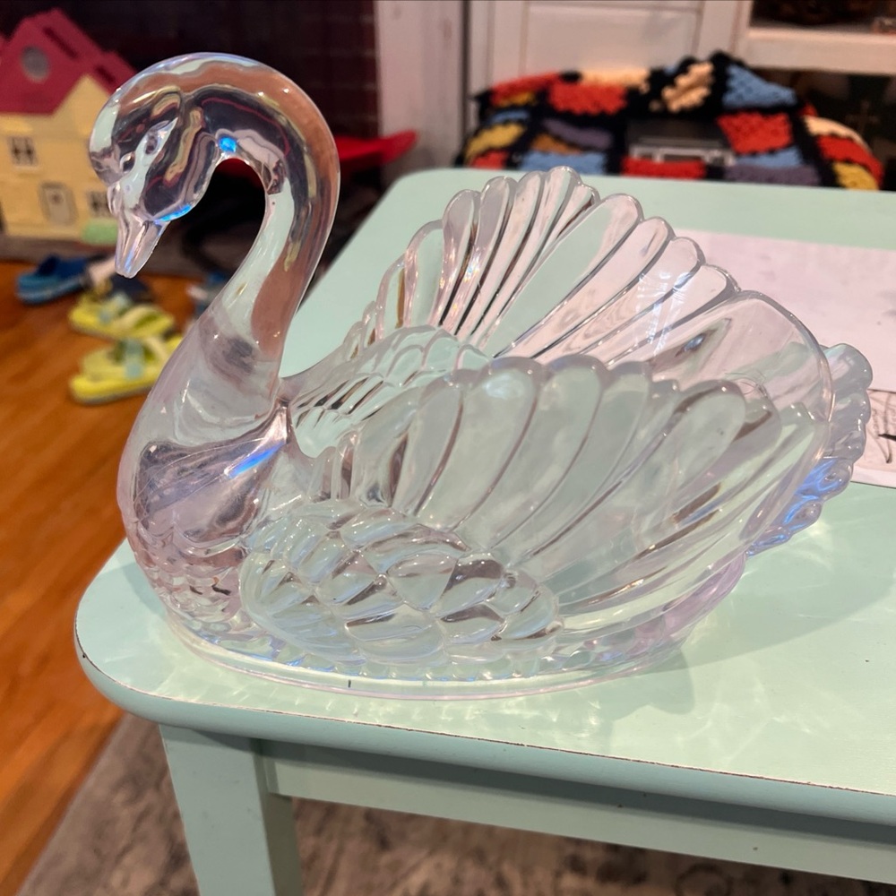 Elegant Clear Swan Figurine